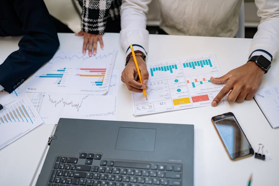 Karmaşık grafikler ve çizelgeler içeren veri analizi paneli